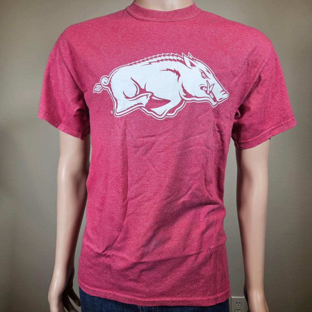 MV Sport Arkansas Razorbacks T-Shirt Mens Medium Red Graphic Tee NCAA College
